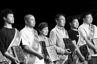 昨天下午,东城区交道口街道表彰了8位具有工艺专长,掌握高超技艺的“南锣工匠”。 本报记者 孙戉摄 点击进入下一页