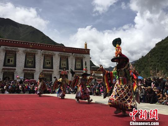 16个跳神僧人陆续出场 赵玉芹 摄