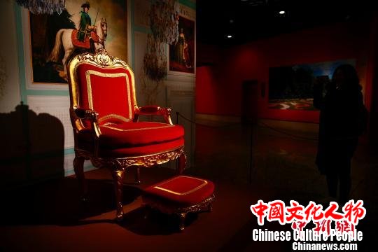 图为现场展出的叶卡捷琳娜二世的宝座。　富田 摄