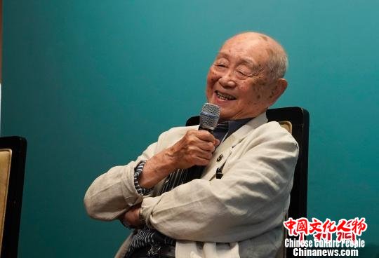94岁黄永玉在中国美术馆办紫砂壶艺术展（图）