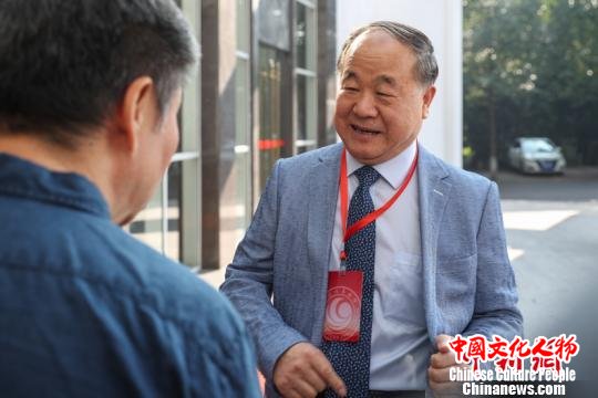 中国著名作家莫言在第五次汉学家文学翻译国际研讨会会议现场。　贺俊怡 摄