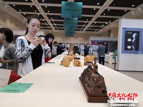 图为此次文创作品展展出的188件文创作品，其中平面设计130件、产品设计58件。　冯志军 摄