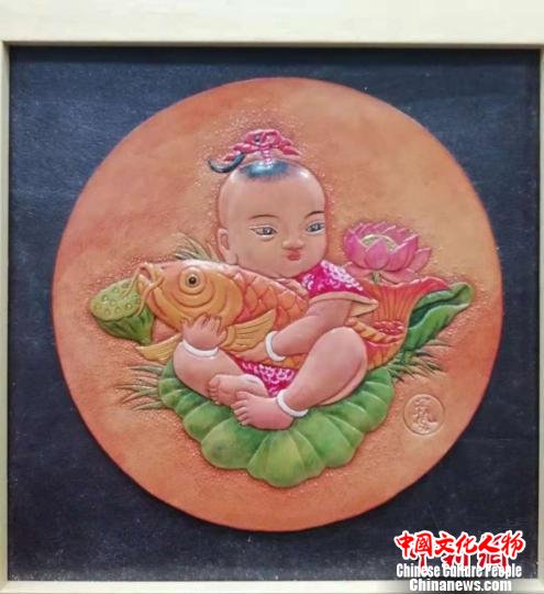 武汉一高校原创《中国年》皮雕画尽展中国元素
